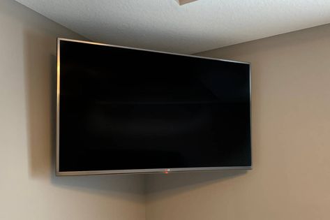 Mounted Tv Decor Bedroom, Tv Corner Mount, Corner Mounted Tv, Mounted Tv Decor, Corner Tv Mount, Groom Room, Tv Bedroom, Tv Mounted, Hanging Tv