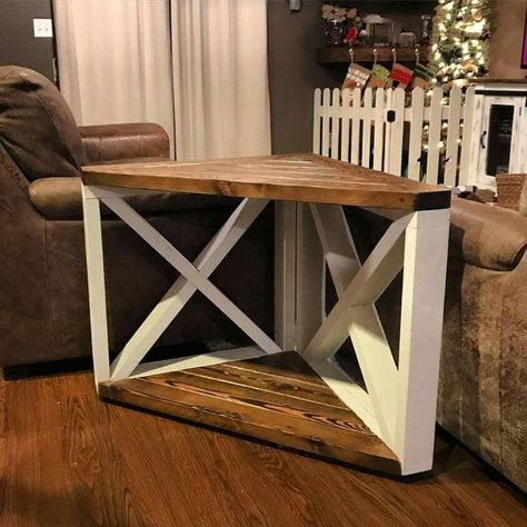 Great idea for a corner stand. Corner Farmhouse Table, Recliner Table Ideas, Useful Diy Projects For Adults, Triangle Side Table Diy, Living Room Corner Table Ideas, Farmhouse Corner Table, Cheap Rustic Home Decor, Triangle Table Corner, Corner End Table Between Couches