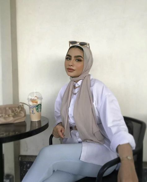 White Shirt Outfit Women Hijab, White Chemise Outfit Hijab, Styling White Chemise Hijab, White Shawl Outfit Hijab, White Hijab Style, Hijab Fashion Summer, Modern Hijab Fashion, Fall Style Guide, Street Hijab Fashion