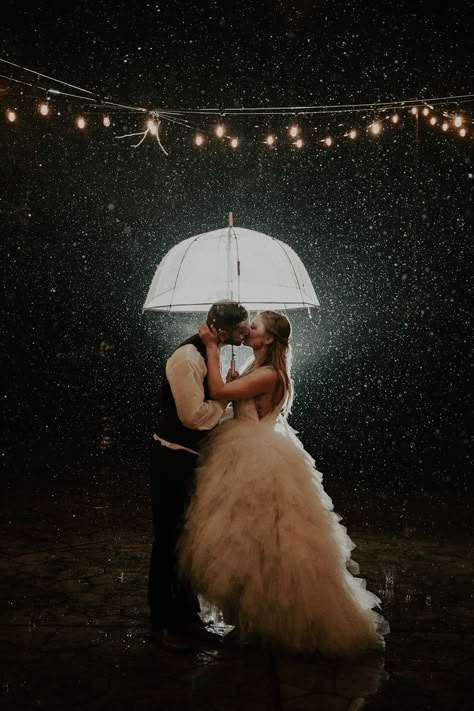 Our Guide to a Worry-Free Rainy Day Wedding Rain Wedding Photos, Rainy Wedding Photos, Rainy Day Photos, Rain Wedding, Rain Photo, Wedding Photography Ideas, Umbrella Wedding, Rainy Wedding, Creative Wedding Photography