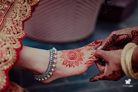 Feet Mehendi, Payal Designs Silver, Silver Anklets Designs, Anklets Indian, Bridal Anklet, Wedding Anklets, Bridal Henna Designs, Indian Wedding Couple Photography, Anklet Designs