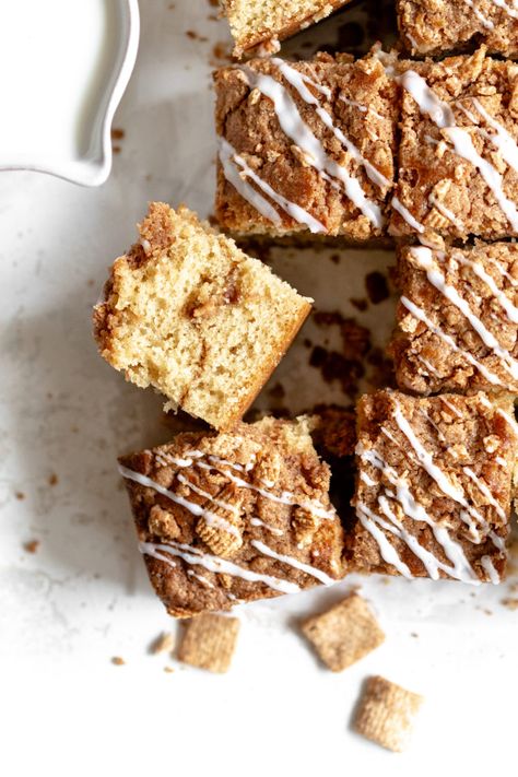 Cinnamon Toast Crunch Coffee Cake - Simply Unbeetable Cinnamon Toast Crunch Coffee, Desserts Without Eggs, Classic Coffee Cake, Cake With Cinnamon, Cinnamon Icing, Crunch Recipe, Cinnamon Crumble, Cinnamon Crunch, Crunch Cereal