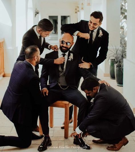 19 Groomsmen Photo Shoot Ideas That Are Fun & Crazy Groom Getting Ready Pictures, Groom Shoot, Groom Getting Ready Photos, Groomsmen Wedding Photos, Groomsmen Outfit, Groomsmen Pictures, Groomsmen Photography, Groomsmen Poses, Groomsmen Getting Ready