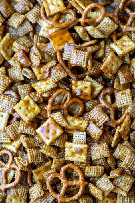 Best Chex Mix Recipe, Brown Sugar Toffee, Chex Mix Recipes Sweet, Sweet Chex Mix, Chex Mix Christmas, Salty Desserts, Chex Mix Recipe, Snack Mixes, Puppy Chow Recipes