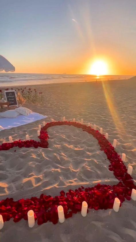 Wedding Proposal Ideas Beach, Wedding Proposal Videos, Proposal Ideas Beach, Wedding Proposal Ideas Engagement, Romantic Beach Picnic, Wedding Pictures Beach, Girlfriend Proposal, Event Planning Office, Dream Proposal