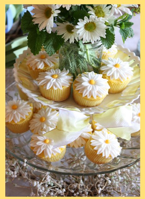 Daisy Theme Bridal Shower Ideas, Daisy Bridal Shower Theme, Daisy Tablescape, Daisy Baby Shower Ideas, Daisy Award, Wedding Daisy, Bridal Shower Tablescape, Bee Decorations, Daisy Cupcakes