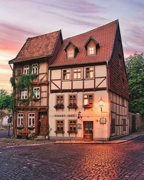 Two 17th Century Half-Timbered Houses At Hohe Straße 18 And 19 In Quedlinburg, One Of The Best-Preserved Medieval And Renaissance Towns In Europe That Escaped Major Damage During World War II. Harz, Saxony-Anhalt, Germany Roman Bath House, 17th Century House, German Houses, Neoclassical Design, Future Buildings, Germany Castles, Roman Baths, Guilin, Medieval Town