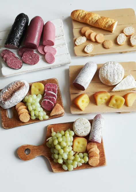 Small Clay Food Ideas, Miniature Charcuterie Board, Niche Obsessions Tiny World, Clay Cheese Board, Ceramic Food Ideas, Clay Charcuterie Board, Mini Foods Clay, Clay Food Sculpture, Food Clay Art