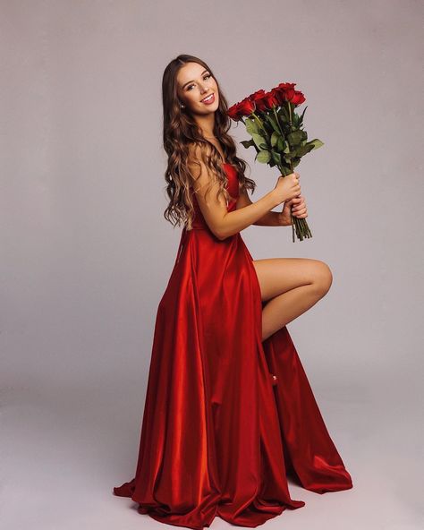 Long Dress Photoshoot Ideas Birthday, Red Dress Poses Photo Shoot, Birthday Photoshoot Red Dress, Red Theme Birthday Photoshoot, Birthday Gown Photoshoot, Red Outfit Photoshoot, Red Photoshoot Ideas, Birthday Photoshoot Ideas Studio, Christmas Fashion Photoshoot