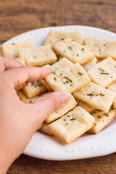 Want an easy cracker recipe to impress guests, but which also gives a rustic, artisanal feel? Then try out this simple but elegant recipe for rosemary parmesan crackers. Get the recipe here: http://foodal.com/recipes/appetizers/parmesan-rosemary-crackers/ Rosemary Crackers Recipe, German Potato Cakes, Parmesan Crackers, Homemade Crackers Recipe, Potato Cakes Recipe, Mac And Cheese Bites, Tea Snacks, Homemade Crackers, Impressive Recipes