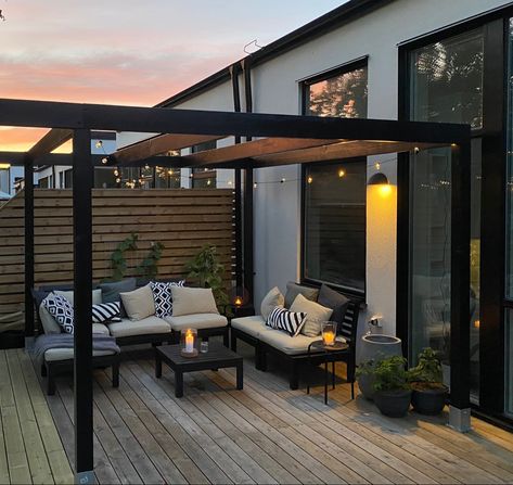 Pergola Patio Black, Black Pergola Patio Ideas, Ikea Backyard Ideas, Black Pergola Ideas, Black Terrace, Pergola Black, Back Yard Gardens, Entrance Decoration Ideas, Back Yard Ideas