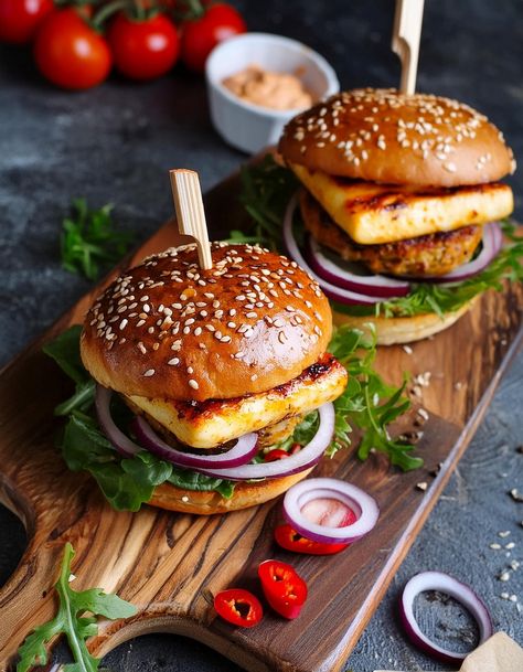 Super Healthy And Tasty Halloumi Burgers Recipe Healthy Burger Ideas, Halloumi Burger Recipes, Cooking Halloumi, Halloumi Burger, Haloumi Recipes, Halloumi Fries, Spicy Chutney, Lamb Sauce, 21 Dinner