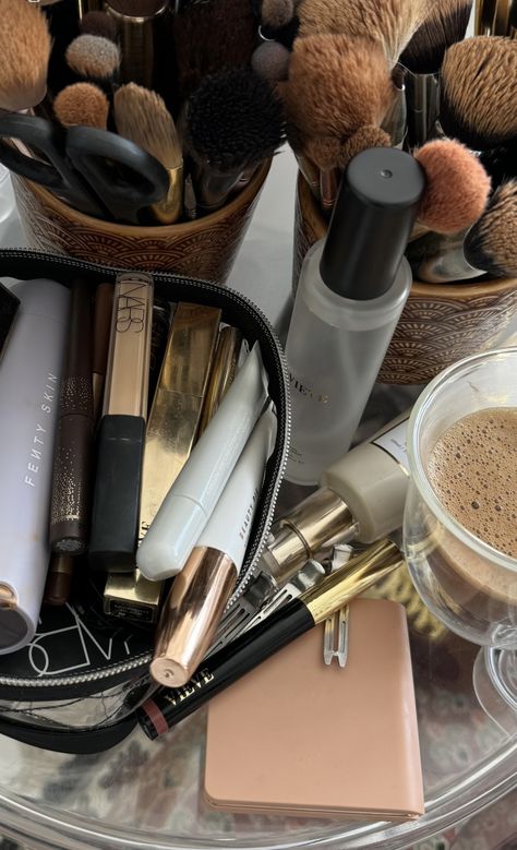 Makeup Is Life, School Makeup, Luxury Makeup, Makeup Items, Makeup Geek, Gorgeous Makeup, Makeup Eyeliner, Makeup Essentials, Perfume Spray