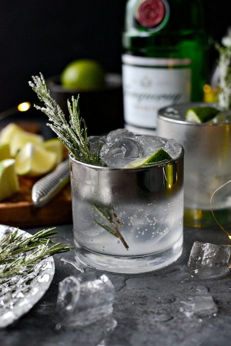 Gin Lifestyle Photography, Gin Aesthetic, Sugared Rosemary, Gin And Tonic Photography, Gin Product Photography, Gin Bottle Photography, Gin Recipe, Gin And Tonic Glassware, Tonic Drink