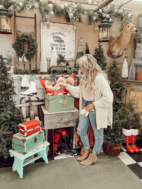 Itty Bitty Farmhouse, Christmas Store Displays, Christmas Shop Displays, Vintage Booth Display, Christmas Booth, Antique Booth Ideas, Christmas Lodge, Cozy Christmas Decor, Cabin Christmas