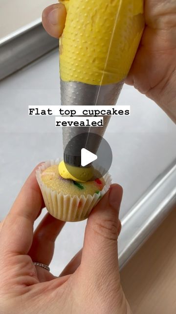 1,219 likes, 46 comments - alexlarosa on December 31, 2023: "The Flat Top Cupcake 🧁 ✨the perfect canvas for any design & the #1 question I get asked ✨pipe on a dollop of buttercream ✨place upside down on parchment ✨gently press to flatten and spread the dollop ✨freeze 10-15 min ✨peel off and voilà Supplies @nycake Piping tips @wiltoncakes . . . . . #alexlarosabakery #flattopcupcakes #cupcaketutorial #cupcakedecorating #cupcakedesign #flattop". Decorating Icing, Cupcake Tutorial, Buttercream Cupcakes, Cupcake Icing, Piping Tips, Pharrell Williams, Cupcakes Decoration, Cupcake Recipes, Flats Top