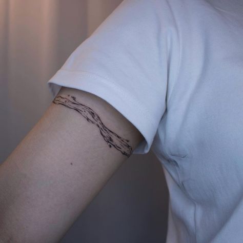 Waves Armband Tattoo, Tattoo Waves, Arm Cuff Tattoo, Line Tattoo Arm, Soft Tattoo, Around Arm Tattoo, Cuff Tattoo, Band Tattoo Designs, Armband Tattoo Design