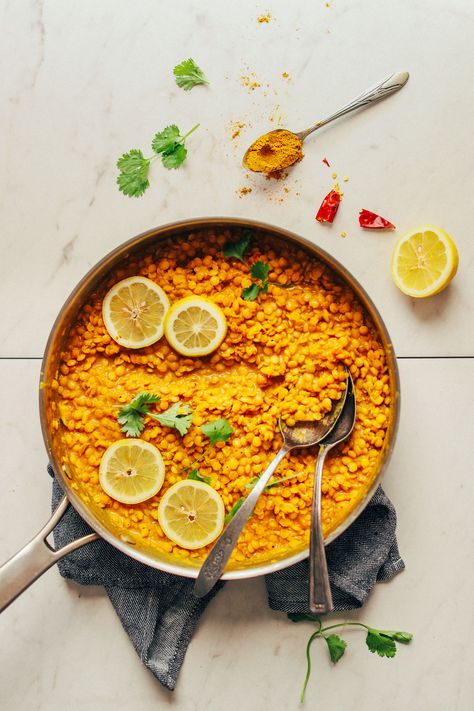 A large pan of Coconut Curried Golden Lentils topped with fresh lemon slices Organic Dinner, Meals Under 400 Calories, Easy Vegan Lunch, Yellow Lentils, Dish Ideas, Minimalist Baker, Vegan Lunch Recipes, Lentil Curry, Lentil Recipes