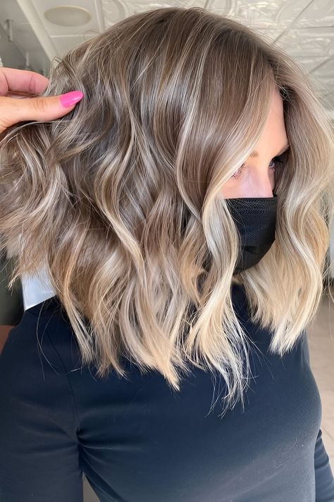 Want to camp up your short hair? These balayage looks might be your best answer! You might not have much length to play around with bobs and pixies, but it doesn’t mean you have to keep a boring hairstyle. Balayage is a fantastic technique to add depth and dimension to your hair, making it more eye-catching, bold, and alluring. Root Melt Blonde Balayage Short, Dark Roots Light Ends Short Hair, Blonde Face Framing Balayage, Face Framing Balayage Short Hair, Bronde Balayage On Short Hair, Light Brown Short Hair Balayage, Choppy Balayage Hair, Balayage Hair On Shoulder Length Hair, Blonde Balayage Lob Straight