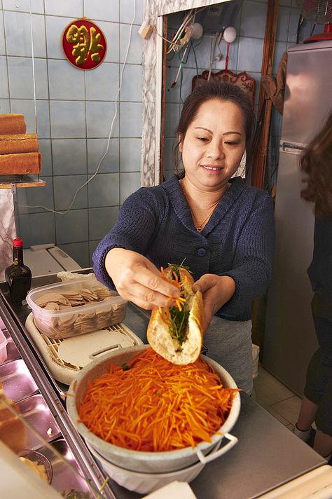 Le banh mi est né de la rencontre de deux cultures : la vietnamienne et la française. Il associe le croustillant de la baguette à la délicatesse des viandes cuisinées au wok et au parfum des herbes fraîches. Bahn Mi, Banh Mi, Food Truck, Sandwiches, Tacos, Pizza, Ethnic Recipes, Baguette, Pizzas