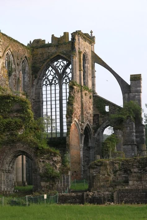 Gothic Ruins, Beaux Arts Architecture, Emerald Fennell, Ruins Architecture, Beautiful Ruins, Medieval Aesthetic, Abandoned Castles, Castle Ruins, Fantasy Places