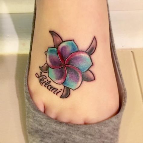 Photo by (eurekaitschelsea) on Instagram |  #leilani, #inkedmom, #plumeriaflower, #seaturtle, #foottattoo, #plumeriatattoo, #seaturtletattoo Leilani Tattoo Name, Leilani Tattoo, Plumeria Tattoo, Sea Turtle Tattoo, Tattoo Name, Inkbox Tattoo, Foot Tattoo, Name Tattoos, Foot Tattoos