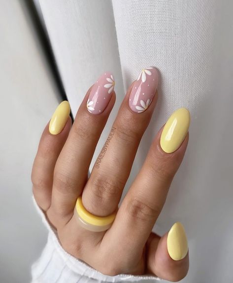 Nails Inspiration Yellow, Spring Nails Yellow, Summer Nails Yellow, Yellow Nails Design, Milky Nails, Nagel Tips, Cute Gel Nails, Pastel Nails, Yellow Nails