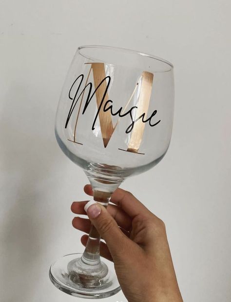 Cricut Wine Glass Ideas, Cricut Personalized Gifts, Beer Graphic Design, Mothers Day Ideas, Birthday Quotes Funny For Him, Wedding Wine Glasses, Idee Cricut, Gin Glasses, Projets Cricut