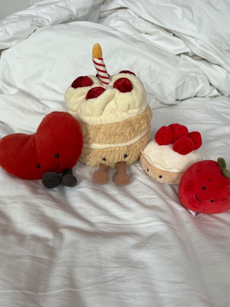 Cake Jellycat, Jellycat Stuffed Animals, Oki Doki, Dream Gift, Birthday List, Cute Stuffed Animals, Cute Little Things, Birthday Wishlist, Cute Plush