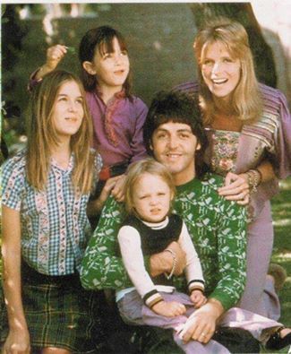 Paul   Mc Cartney's  family Paul Mccartney Kids, Beatles Kids, Beatles Magazine, Linda Eastman, Paul Mccartney Beatles, Beatles Girl, Jane Asher, Paul Mccartney And Wings, Paul And Linda Mccartney