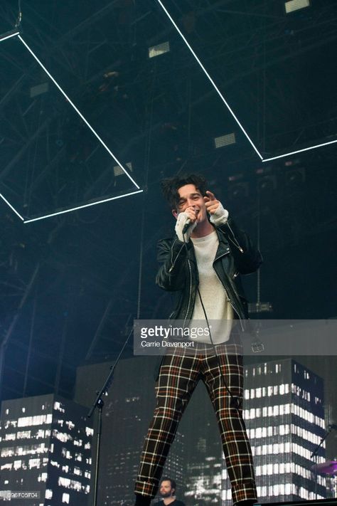 Matthew Healy of the 1975 performs at Belsonic Ormeau Park on June 16, 2017 in Belfast, Northern Ireland. The 1975 Live, The 1975 Wallpaper, Matty 1975, Matthew Healy, Matt Healy, Belfast Northern Ireland, Matty Healy, Palaye Royale, Concert Photography