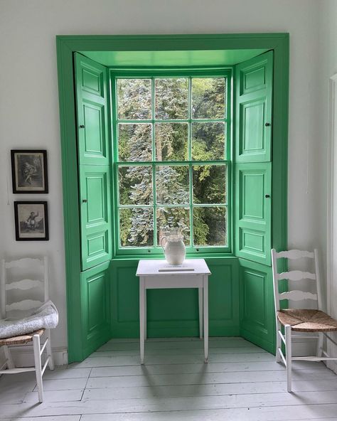 Camilla Guinness on Instagram: “In the green” Camilla Guinness, Coin Banquette, Breakfast Room Green, Bohemian Dining Room, Kitchen Windows, Green Windows, Room Green, Green Flooring, House Window