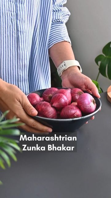 Maharashtrian House, Zunka Recipe, Kashmiri Chilli, Peacock Painting, Garlic Clove, Coriander Leaves, Green Chilli, Curry Leaves, Chilli Powder