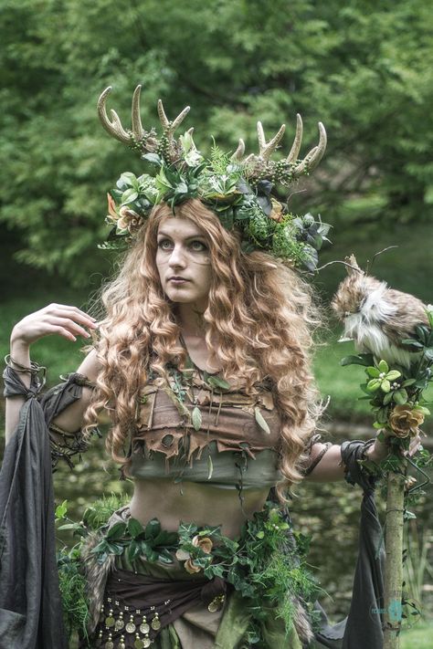 Elf Fantasy Fare Arcen 2018 #Elf #Fantasy #fare #Arcen #2018 #imagine Woodland Goddess Costume, Forest Sprite Costume, Druid Cosplay Woman, Wood Elf Clothing, Nature Elf Costume, Woodland Sprite Costume, Druid Ren Faire, Forest Elf Costume Diy, Druid Costume Female