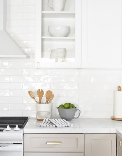 White Subway Tile Kitchen, White Kitchen Backsplash, White Tile Backsplash, White Subway Tile Backsplash, Subway Tile Kitchen, Kitchen Backsplash Designs, Kitchen Splashback, Backsplash Designs, Subway Tiles