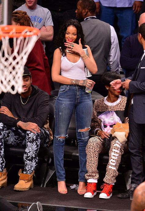 Rihanna Courtside at a Basketball Game Is Rihanna At Her Best Court Side Outfit Basketball Games, Rihanna Courtside, Nba Wife Aesthetic, Basketball Wife Aesthetic, Basketball Game Outfit Women, Court Outfit, Basketball Game Outfit, Rihanna Street Style, Rihanna Outfits