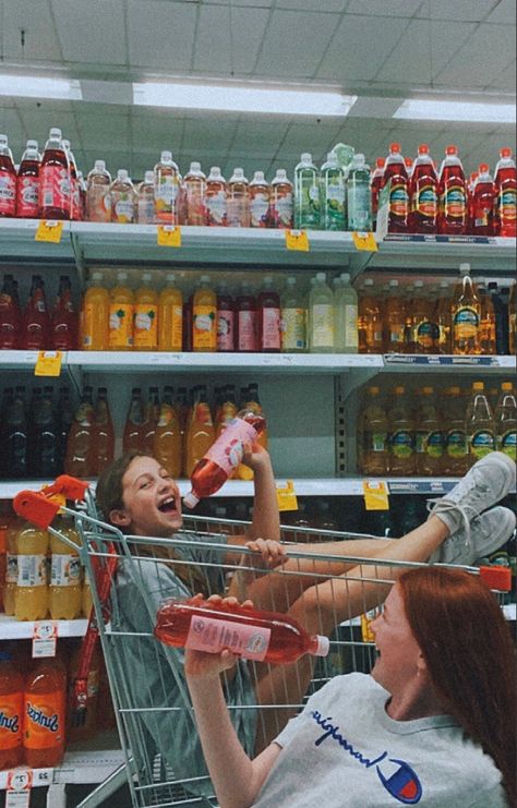 Supermarket Photoshoot, Best Friend Photo Ideas, Friend Photo Ideas, Summer Beach Pictures, Friendship Photoshoot, Photo Recreation, Fun Sleepover Ideas, Prom Photos, Cute Friend Pictures