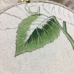 Jacobean Embroidery, Embroidered Leaf, Embroidery Leaf, Crewel Embroidery Kits, Embroidery Stitch, Hand Embroidery Tutorial, Pola Sulam, Learn Embroidery, Brazilian Embroidery