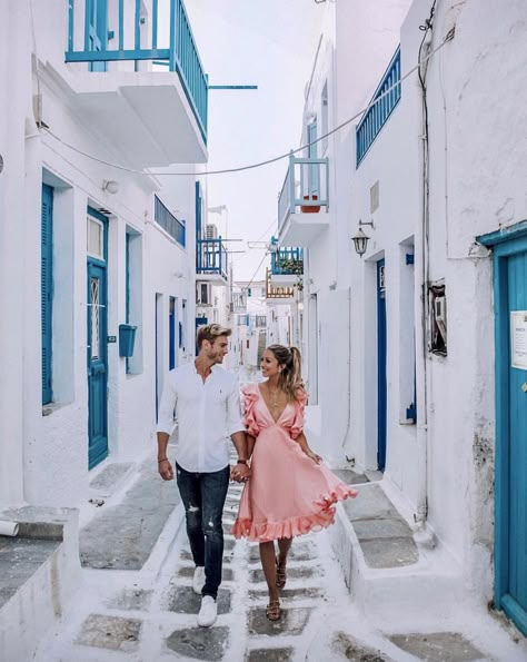 Couple Travel Photos, Fondant Creations, Greece Pictures, Greece Photography, Vacation Pictures, Jolie Photo, Paros, Travel Couple, Cute Couple Pictures