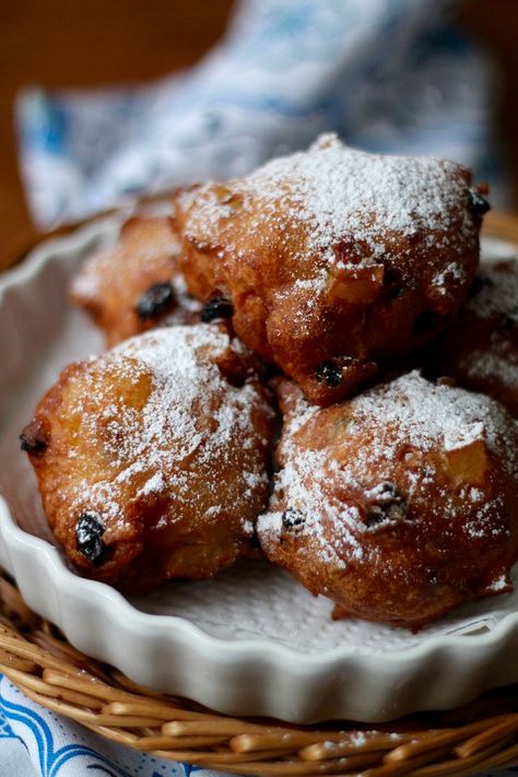 Oliebollen {Dutch Doughnuts} Traditional Dutch Recipes, Dutch Desserts, Fried Balls, Netherlands Food, Dutch Cuisine, Doughnut Recipe Easy, Desserts Around The World, Scones Easy, Foreign Food