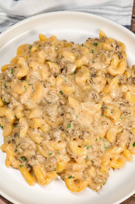 Hamburger Mac and Cheese is a creamy ground beef macaroni dish loaded with heavy cream, cheddar soup and shredded cheddar and mozzarella cheese. Hamburger Meat Recipes With Cheddar Cheese Soup, Hamburger Macaroni Casserole, Ground Beef Macaroni, Hamburger Mac, Hamburger Mac And Cheese, Creamy Ground Beef, Beef Mac And Cheese, Beef Macaroni, Spaghetti With Ground Beef