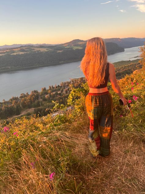 Hippie outfit, pattern pants, sunset, hike, hippie, earthy, urban style, Birkenstocks, wavy hair, flowers, views, hippie life, earth, mother nature, oregon Hippie Asthetic Picture, Hippy Girl, Hippy Astetic, Hippy Life, Hippy Pants, Hippie Mindset, Nature Hippie Aesthetic, Hippy Vibes, Hippie Activities