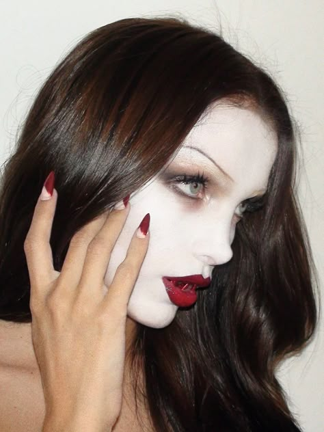 Vampire Makeup Looks, Vampire Hair, Vampire Makeup Halloween, Vampy Makeup, Dark Red Lips, Vampire Makeup, Face Art Makeup, Cool Makeup Looks, Goth Makeup