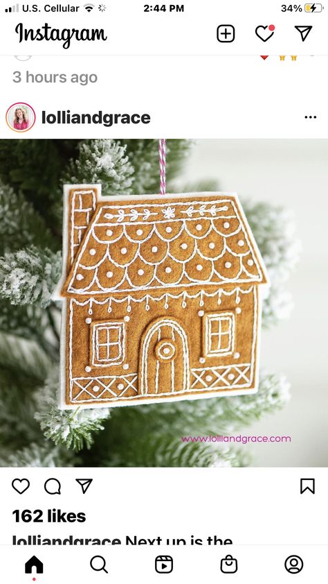 Felt Christmas House Ornaments, Embroidered Gingerbread House, Gingerbread House Felt Ornament, Gingerbread House Embroidery, Felt Gingerbread House Ornament, Christmas Homemade Decorations, Felt Gingerbread House, Gingerbread House Ornament, Diy Felt Christmas Ornaments