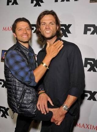 Embedded image permalink Jensen And Misha, Supernatural Tv Show, Winchester Boys, Jared And Jensen, Supernatural Cast, Supernatural Fandom, Misha Collins, Jared Padalecki, Destiel