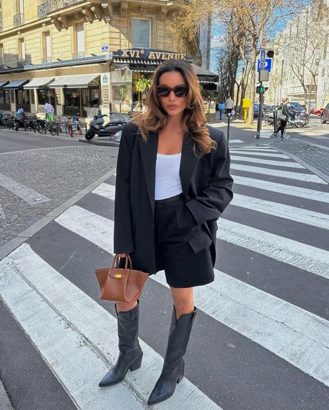 A suit, cowboy boots and green juice | Instagram Classy Fall Outfits, Elegant Classy Outfits, Summer Office Outfits, Chic Business Casual, Work Outfits Women Summer, Professional Outfits Women, Business Outfits Women, Sophisticated Outfits, Stylish Work Attire