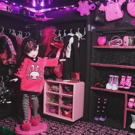 From walk-in nightmare to walk-in heaven 💖 Still needs more decor and clutter here and there but the closet is looking GOREGEOUS 💖🦇 #monsterhigh #monsterhighdolls #draculaura #dollphotography #dolldiorama #diorama #adultdollcollector #dollhouse Doll Room Aesthetic, Draculaura Room, Monster High Doll Furniture, Cosplay Draculaura, Bookshelf Dollhouse, Scene Core Wallpaper, High Room Ideas, Monster High Bedroom, Draculaura G3