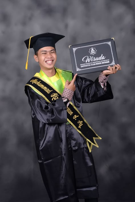 Graduation Photo Studio, Outfit Cowo, Boy Graduation, Graduation Poses, Studio Poses, Graduation Picture Poses, Graduation Portraits, Graduation Style, Graduation Photoshoot