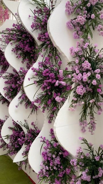 Flower Installation Wall, Spring Stage Decor, Group Photo Backdrop, Unique Event Decor, House Front Wall Design, Simple Stage Decorations, Front Wall Design, Corporate Events Decoration, Corporate Event Design