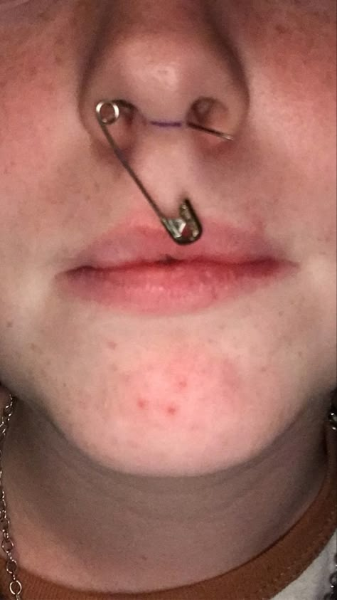 Persings Face, Two Nose Piercings And Septum, Two Nose Piercings, Emo Piercings, Piercings Chart, Kawaii Logo, Piercing Chart, Face Piercings, Cool Piercings